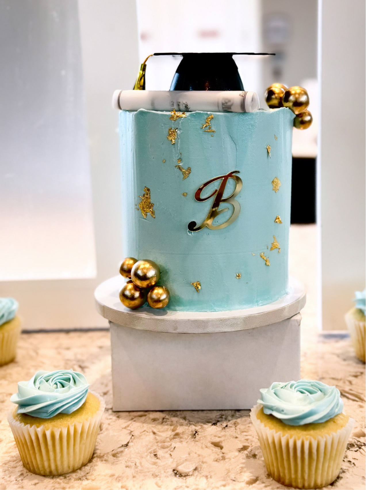 The So Into Party Box – 6” Cake + 6 Cupcakes – So into bundts